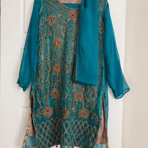 Shalwar Kameez with Dupatta 3pc set - Picture 2 of 7